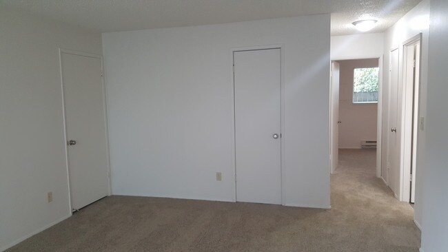 varios armarios de almacenaje en apartamentos de 2 habitaciones - Tristin Square Apartments