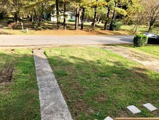 Building Photo - 4 bedroom 2 bath house in Henrico County! All appliances, laundry, central hvac, big yard