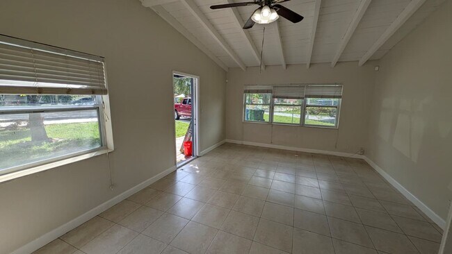 Building Photo - 1553 NW 15th Ave