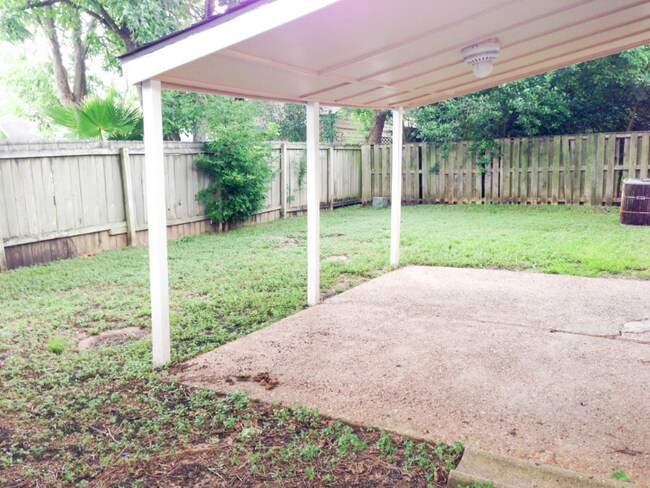 Foto del edificio - 2803 Meadowgrass Ln