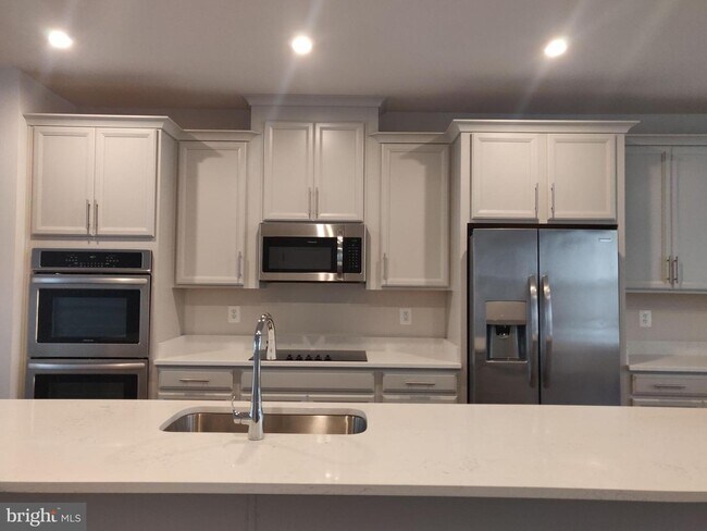 Building Photo - 10568 Waterbury Woods Way