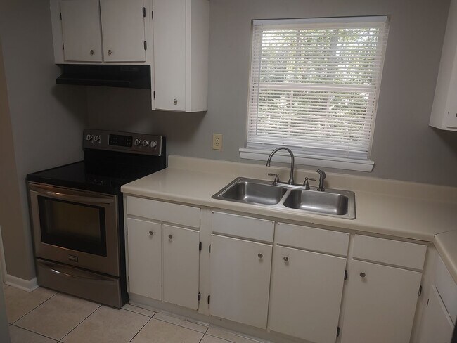 Foto del edificio - Cute 1 bed / 1 bath super close to CCU/CMC...