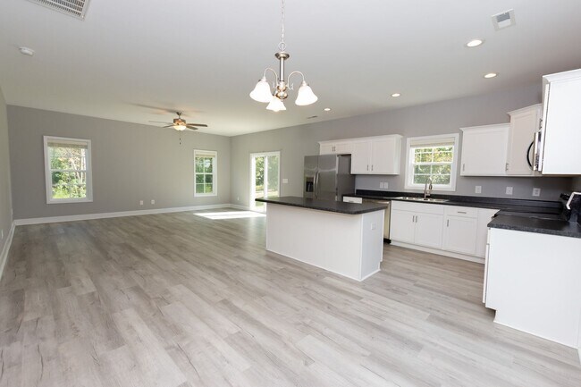 Foto del edificio - MOVE-IN READY