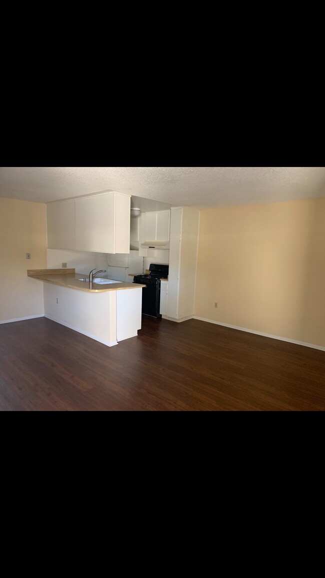 cocina/sala de estar - 21121 Bassett St #2 Canoga Park, Ca 91303