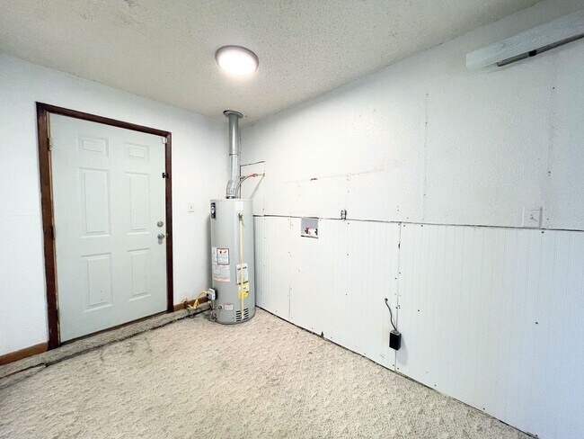 Building Photo - 3 Bed, 2 Bath in South Hutchinson