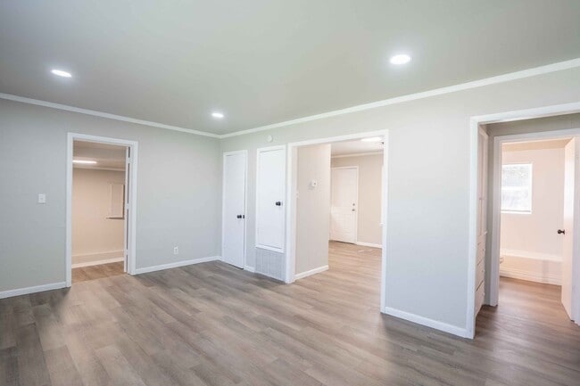 Building Photo - 3 Bed | 1 Bath in Midtown!