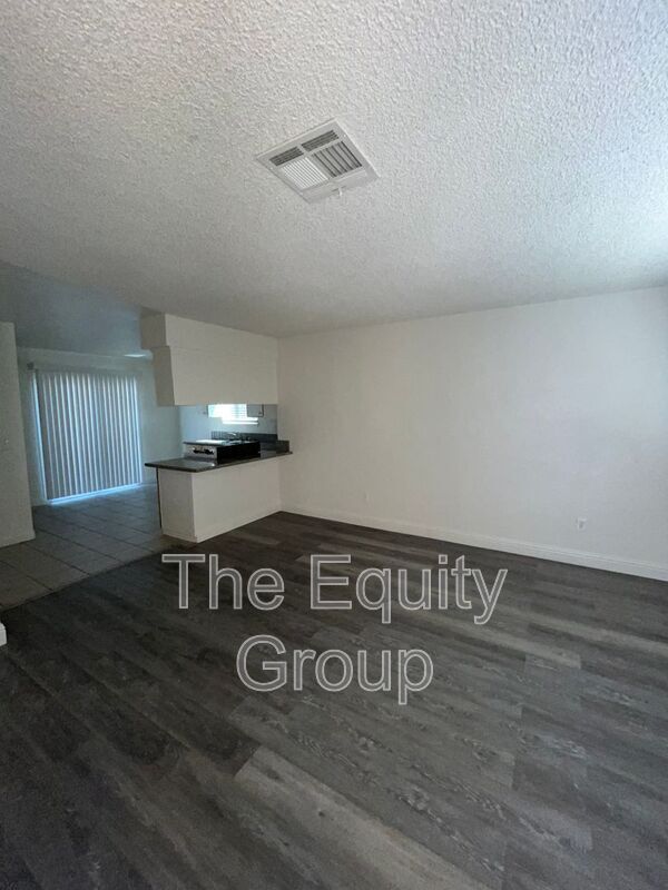 Foto del edificio - 323 W 3rd St