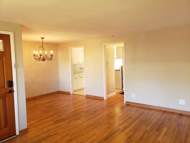 Building Photo - Sweet bright duplex in Ballard