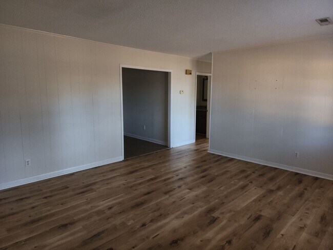 Building Photo - RENOVATED DUPLEX ~ AVAILABLE NOW