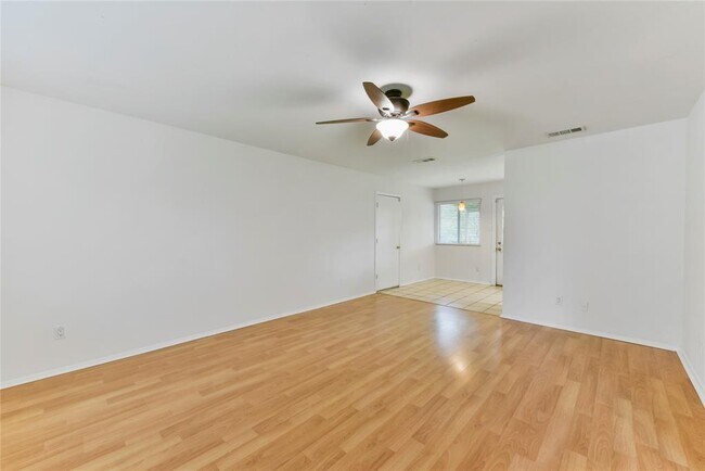 Foto del edificio - 8402 Romney Rd