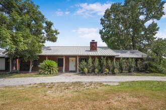 Building Photo - 700 Anderson Rd