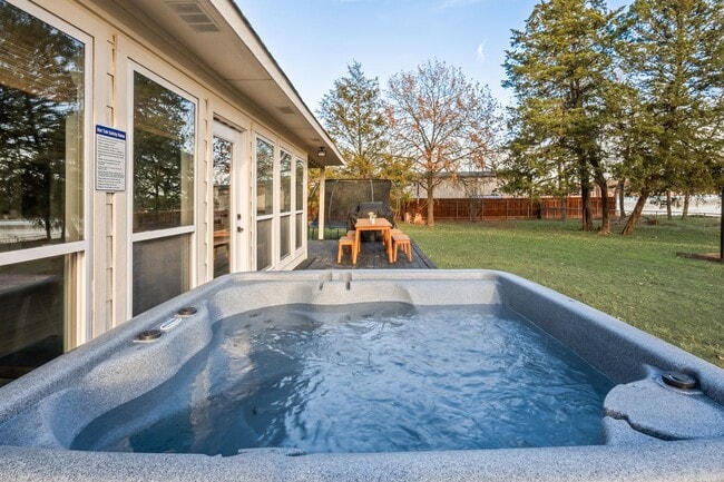 Building Photo - Lakefront Luxury Retreat, 5 Beds, 3 Baths, Quiet Gated Community.