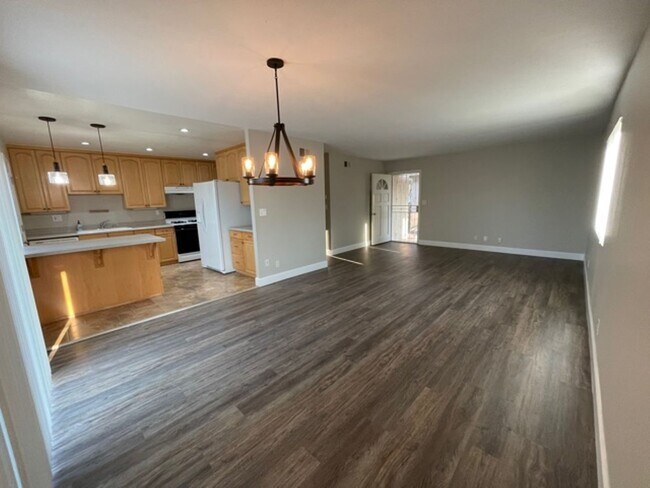 Building Photo - Centrally Located 3BR 2BA with Canyon View...