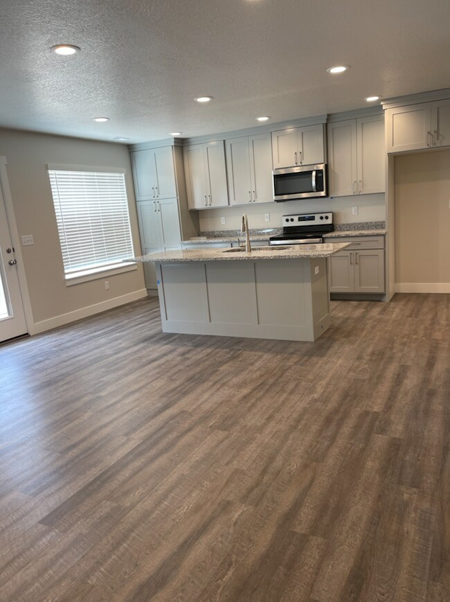 Sala de estar/cocina - 4067 S 2800 W