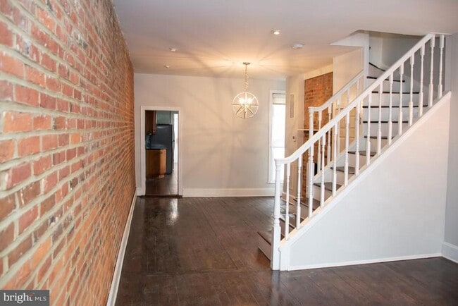 Building Photo - 8 E Henrietta St