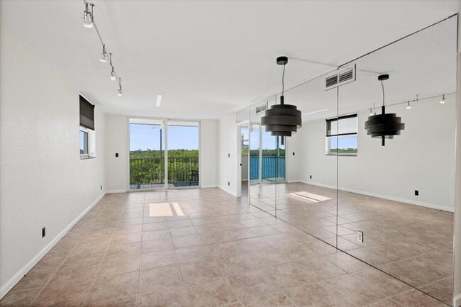 Foto del edificio - 689 NE 6th Ct