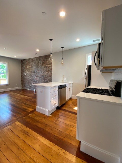 Primary Photo - 492 Sumner St