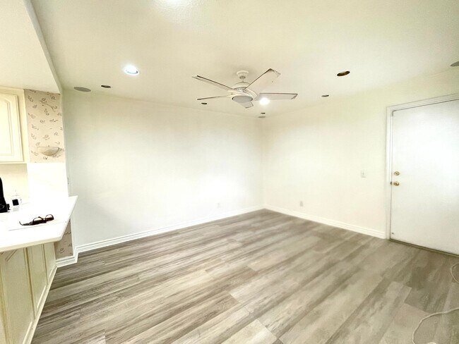 Building Photo - Spacious and updated Two Bedroom 2.5 Bathr...