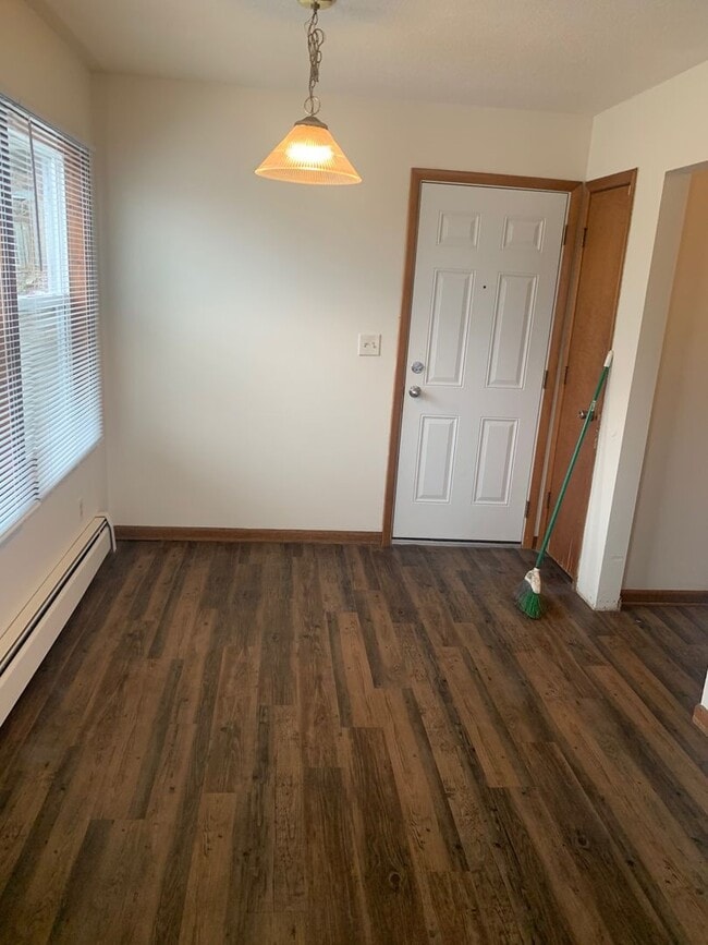 Building Photo - 2 bedroom 1 bath lower apartment