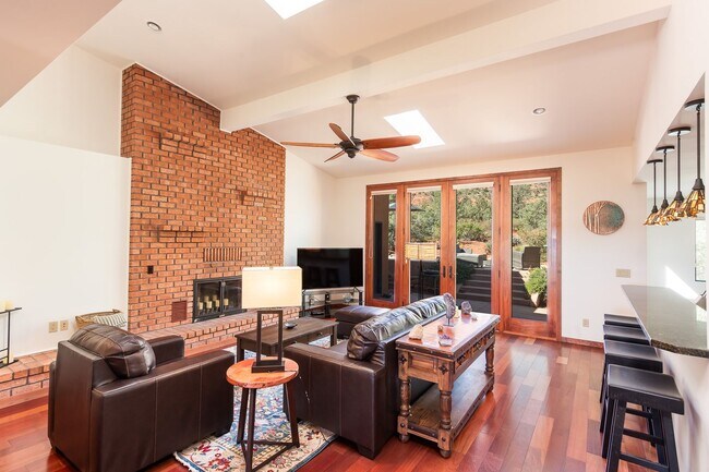 Building Photo - Furnished, 1 Month Minimum