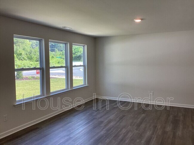 Foto del edificio - 73 Lillian Ln