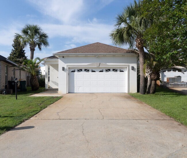 Foto del edificio - Beautiful 3 Bedroom Home in Destin. Beachside of Hwy 98!