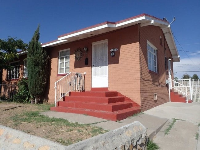 Building Photo - 1204 Selden Dr
