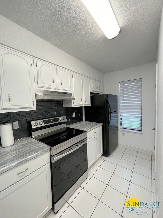 Building Photo - Lovely 2 Story end unit Townhouse in Fort Walton!