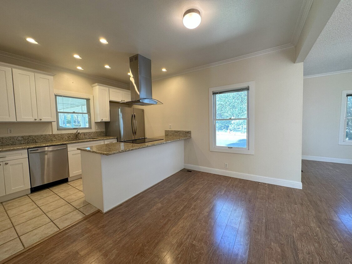 Primary Photo - 1487 Oak Ave