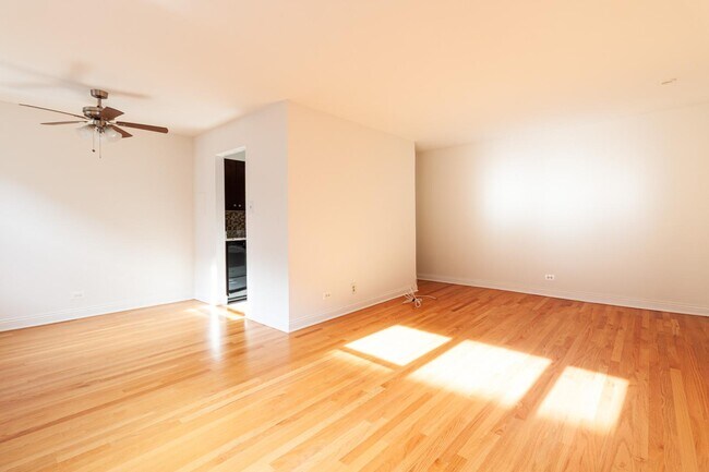 Building Photo - 3710 N Pine Grove Ave