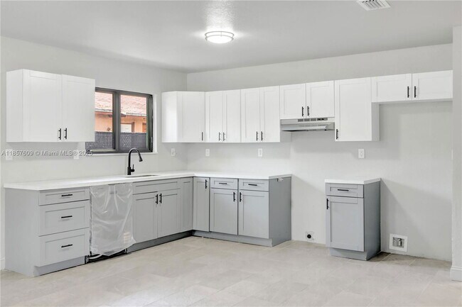 Foto del edificio - 861 NW 6th Ave