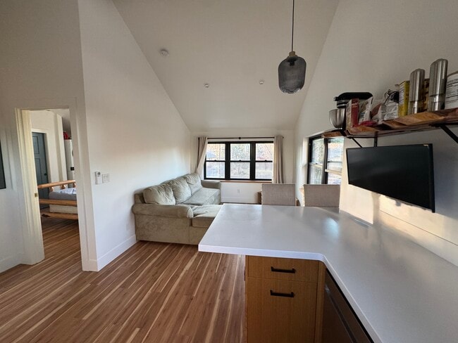 Building Photo - 124 NW Columbia St