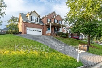 Building Photo - 627 Surrey Ln