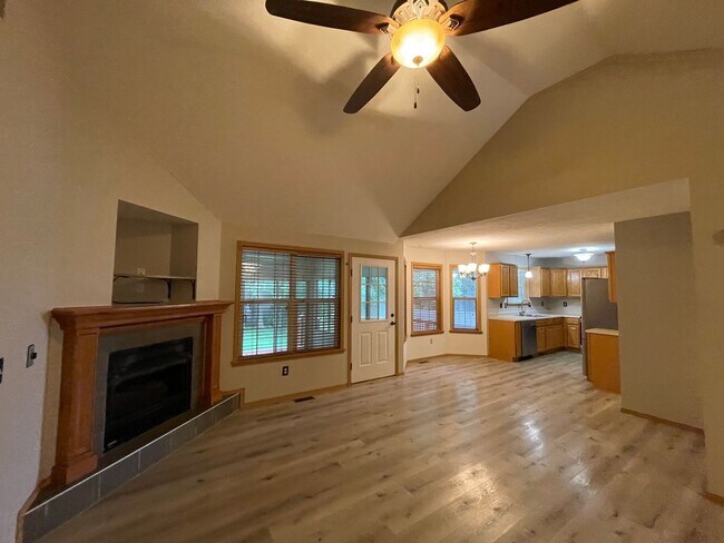 Foto del edificio - Charming Three Bedroom Two Bath Home in Republic School District!