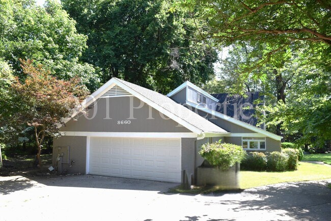 Foto del edificio - 8660 Beechcroft Pl N
