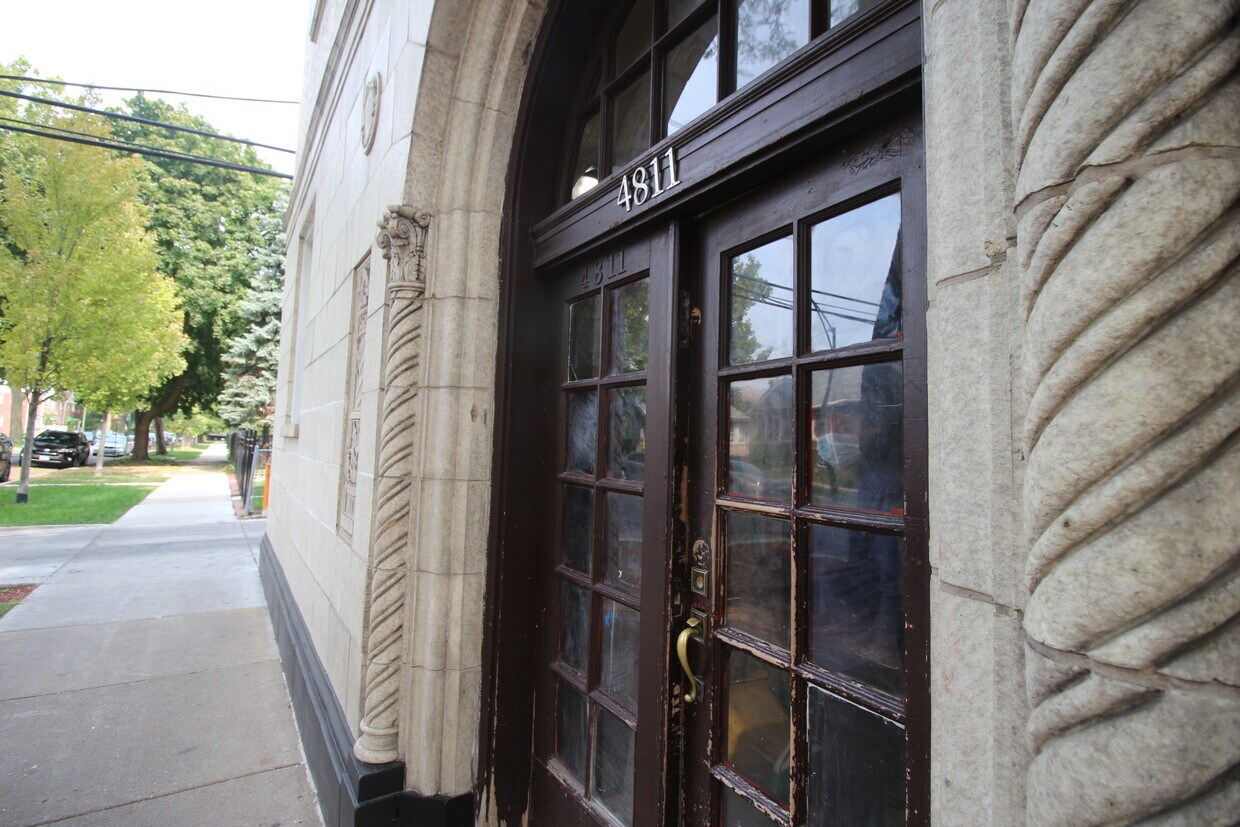 Foto principal - 4811 N Harding Ave