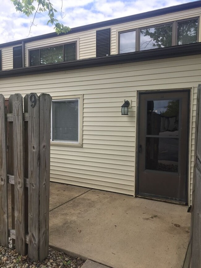 Building Photo - Beautiful 1 bed 1 1/2 bath condo