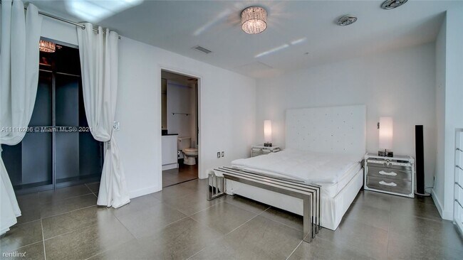 Building Photo - 1 br, 1.5 bath Condo - MET1 CONDO