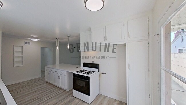 Building Photo - Upgraded 3Bd 2Ba House w/ Sunroom