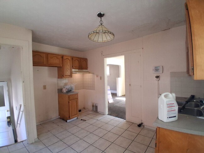 Foto del edificio - 3 BED 1 BATH BEAUTIFUL SINGLE FAMILY HOME