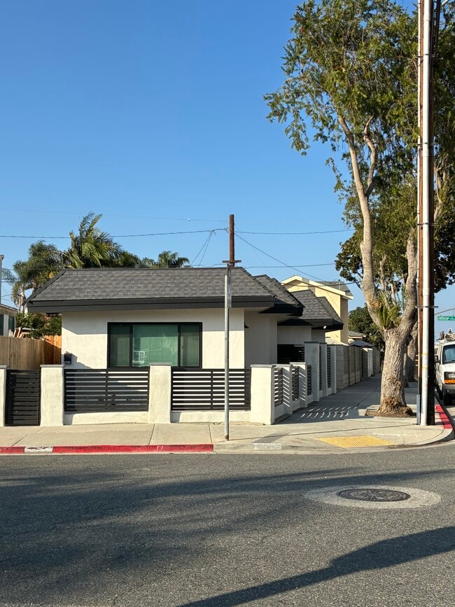 Building Photo - 2739 E Adams St Building Photo - 2739 E Adams St