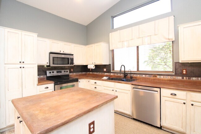 Building Photo - 9112 E Hillview Cir