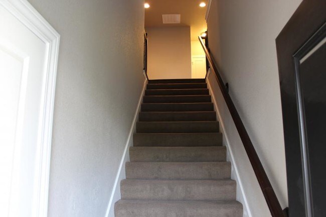 Building Photo - 15977 S Crestview Dr