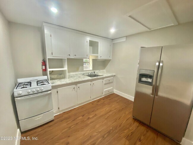 Building Photo - 2022 Dellwood Ave