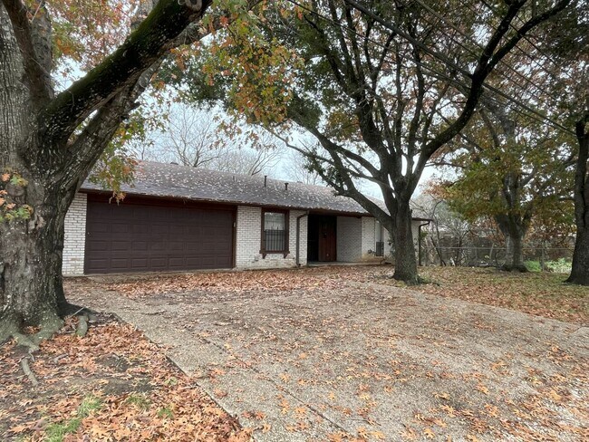 Foto del edificio - 2/2 WITH TWO Car Garage in GREAT Location