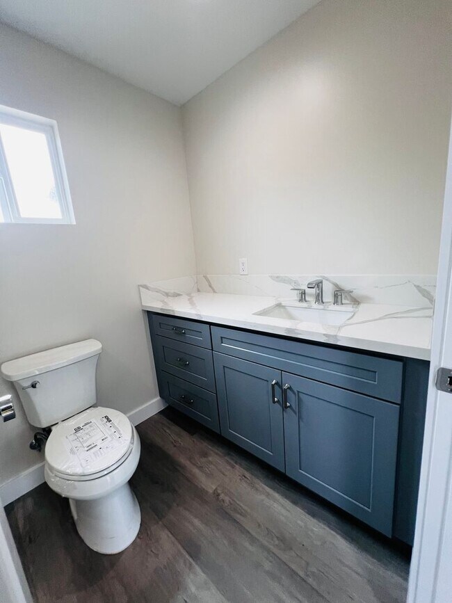 Foto del edificio - Brand New construction! 2 bed 1 bath,  Enj...