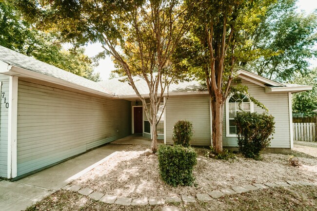 Building Photo - 710 Del Cir
