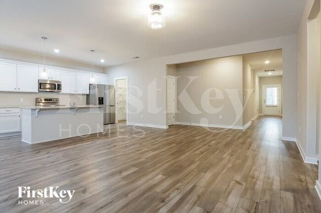 Building Photo - 683 Troubadour Ln