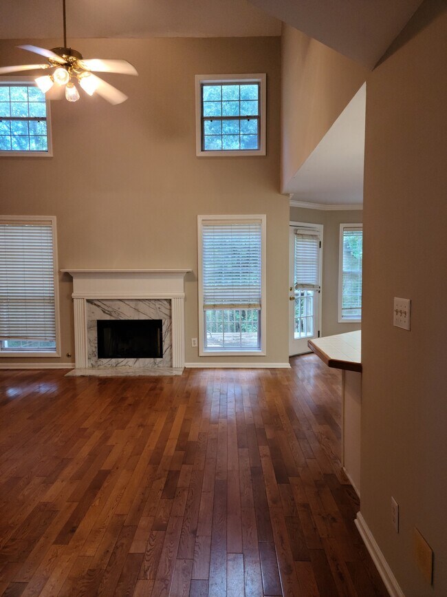 Foto del edificio - 102 Cherry Hill Ln