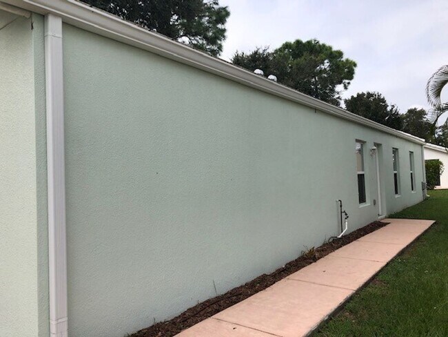 Building Photo - CUTE 3/2 IN NE PALM BAY
